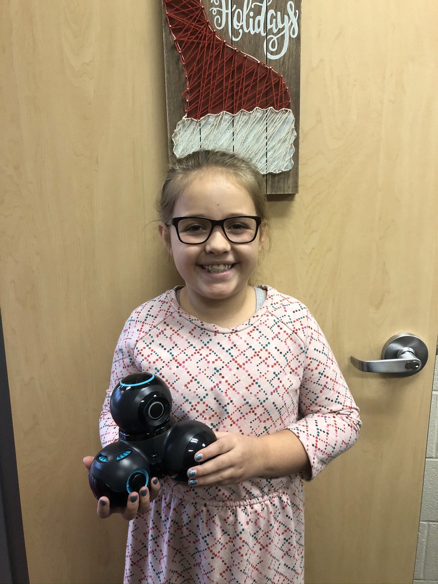 JillHinesRCS's tweet photo. Coding @WonderWorkshop #Cue to draw shapes this morning! Fun start to the day! Thanks Makenna! #SCETech #creeklife https://t.co/kvsWjHRhkJ