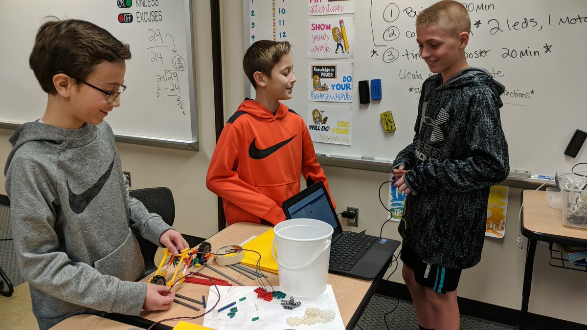 Stimpson_Licata's tweet photo. #inventingatoy#tinkercad
#hummingbirdrobotics https://t.co/6LZs9BVpfX