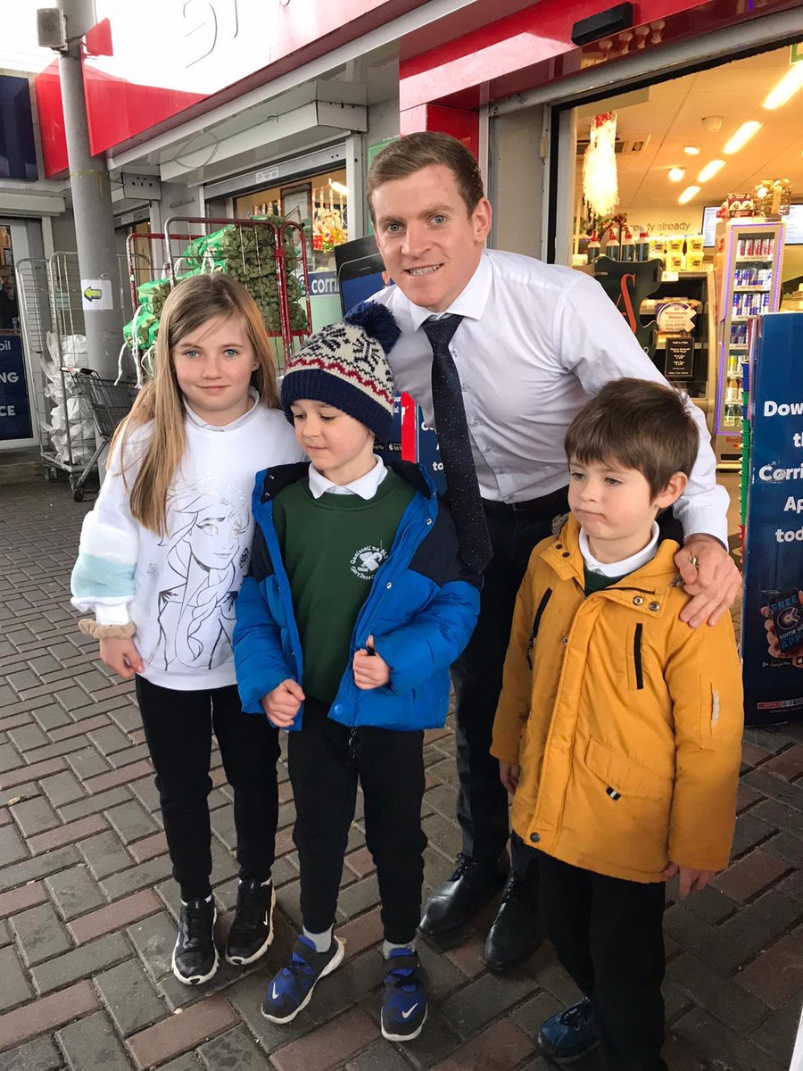 GortGaelscoil's tweet photo. Buíochas ó chroí leis na tuistí as na ciseáin a chur le chéile maidin inné.
Inniu tá cuid acu @CorribOilGIR Gort ag díol línte.
Our wonderful parents are out selling lines for our Christmas hamper draw today in #CorribOilGort today from 13:50 - 18:00. https://t.co/JU688ZAknp