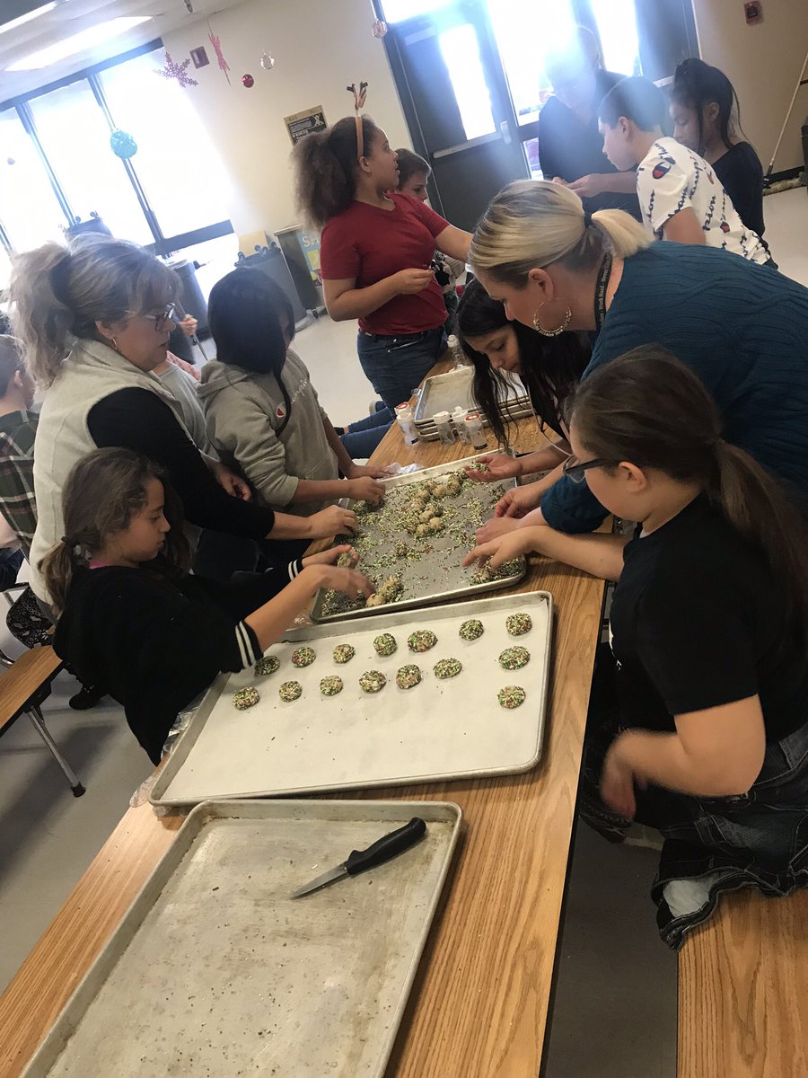 So proud of our Patlan Student Council! Yesterday they baked cookies and today they delivered them to our Seguin Police Station. Thank you to our Council President, Olivia, for the great idea! <a href="/SeguinISD/">Seguin ISD</a> <a href="/lindajguz/">Linda Guzman</a> <a href="/DrMattGutierrez/">Matthew Gutiérrez, Ed.D.</a>