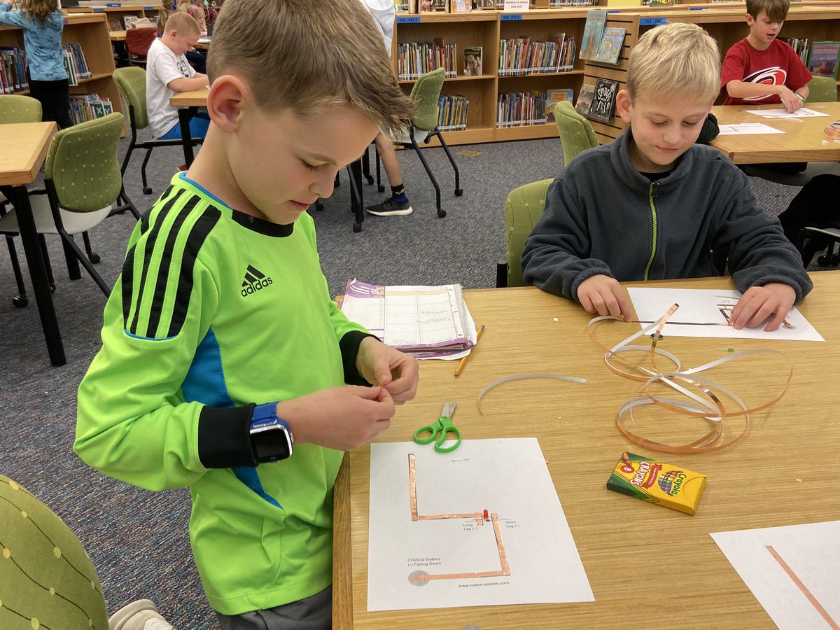MMongone4th's tweet photo. Using our knowledge of circuits to make light up holiday cards!! @MediaSRE @mleach2 @SJillHarrison https://t.co/53FgkJW81e