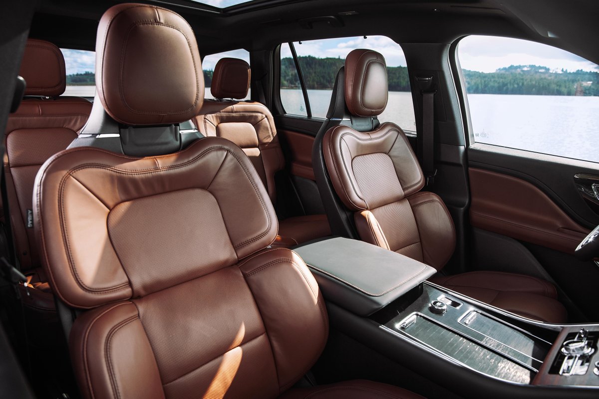 Style and comfort that keep you at the edge of your seat. The Lincoln Aviator gives you the opportunity to tailor your drive with available Bridge of Weir leather trimmed Perfect Position seats, folding up to 30 ways.