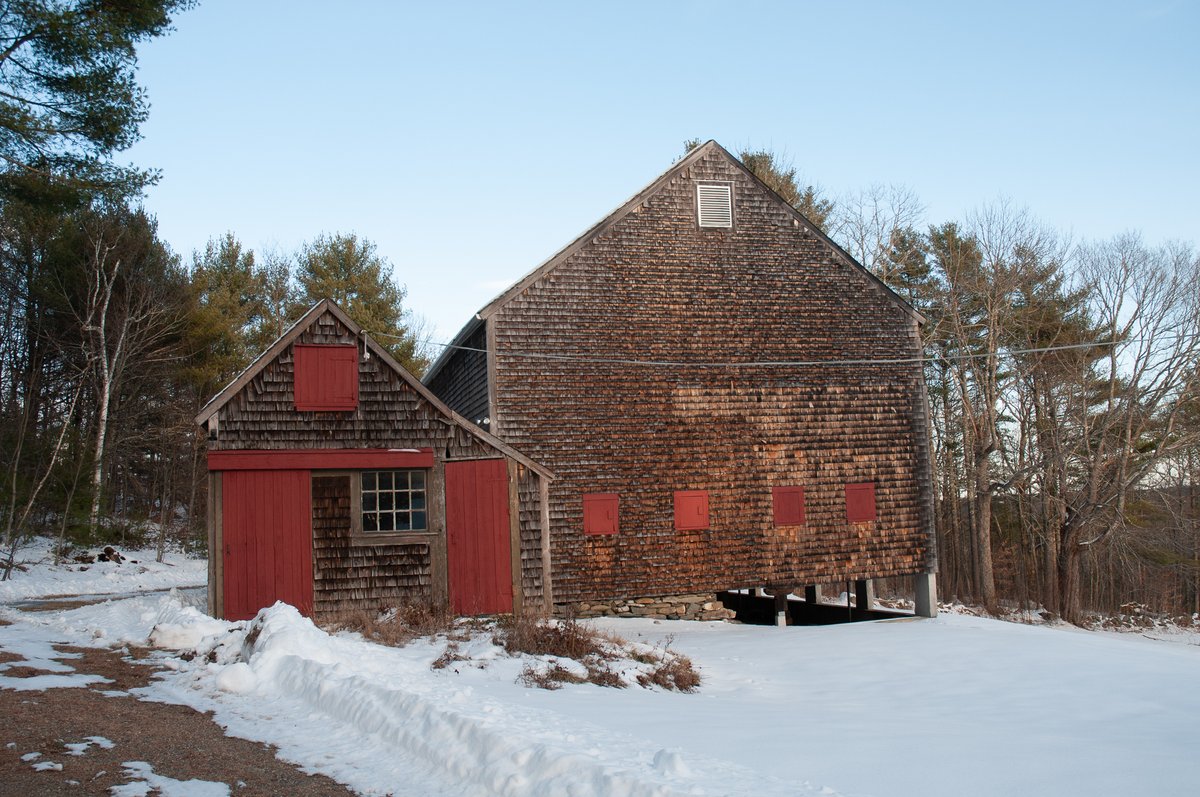 jschatzstudio's tweet photo. A hilltop compound with two barns, shed, and house with the late afternoon sunshine. The property is 13 acres and it is riverfront. #jschatz #studiosearch #maine https://t.co/iDcjjXvzN8