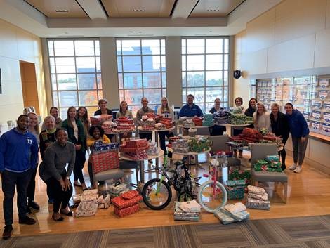 Duke_CSC's tweet image. Duke community donations allowed us to extend Project Share to the @SalArmyDurhamNC Boys &amp;amp; Girls Club Angel Tree AND connect Duke Athletics with Lucas Middle School Angel Tree. Tis the Season!
@Duke_DCA