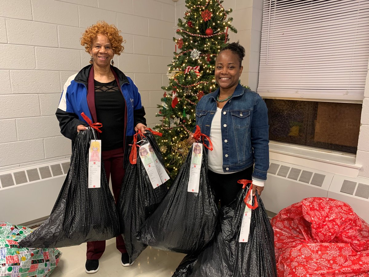 Duke_CSC's tweet image. Duke community donations allowed us to extend Project Share to the @SalArmyDurhamNC Boys &amp;amp; Girls Club Angel Tree AND connect Duke Athletics with Lucas Middle School Angel Tree. Tis the Season!
@Duke_DCA