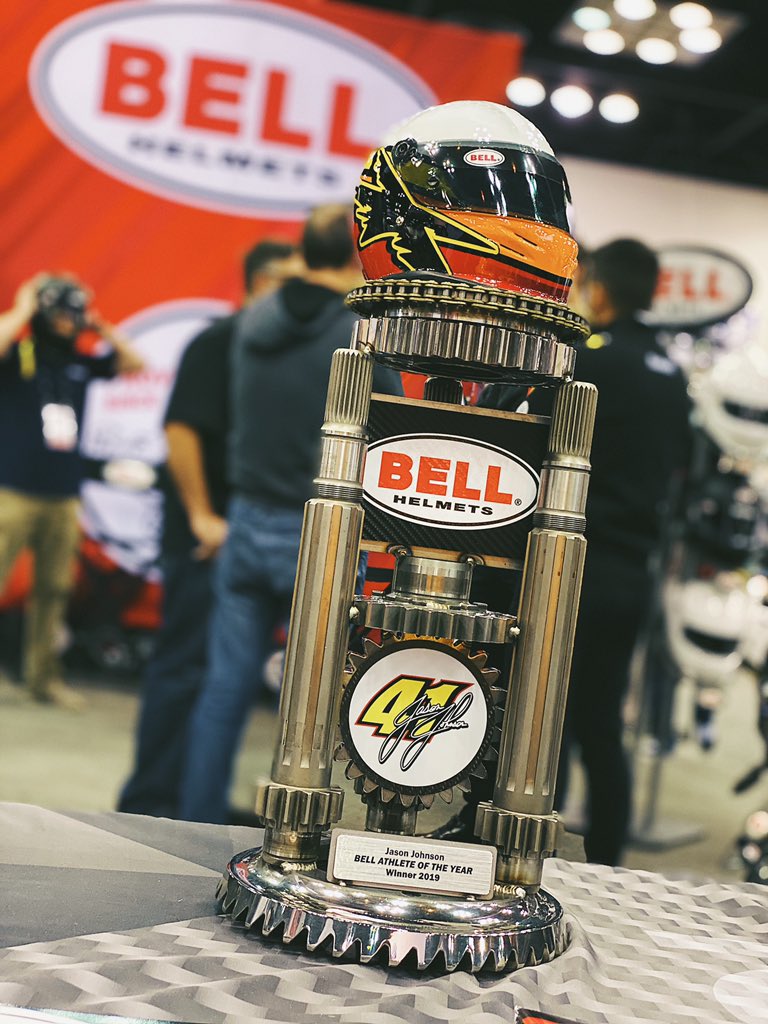 BellRacingHQ's tweet image. Who’s taking home the hardware?! 🏆

The combination of @SecondShiftArt (base) &amp;amp; @ShellShockCo (helmet) delivered a master piece with this year’s #BellAthlete of the Year trophy!

Voting is open on @BellRacingHQ Twitter for 13 more hours. Presentation is tomorrow at 10:00 am!