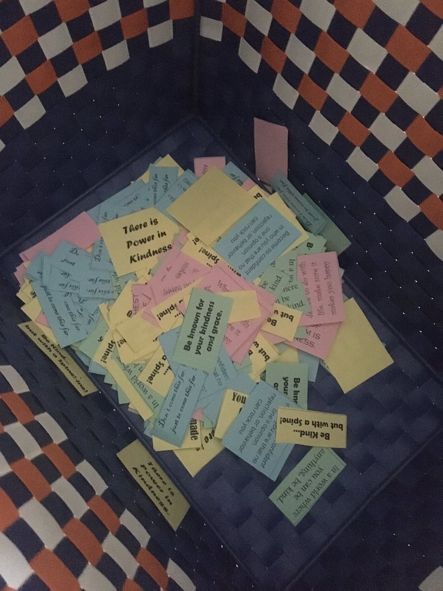 HLHS_Mktg_Adv's tweet photo. Day 10 of #10daysofkindness: students passing out quotes of kindness &amp; encouragement! There is Power in Kindness! 
@KesslerDr @MyFutureMyWay @MNPScte @MetroSchools https://t.co/HXUGy45Yin