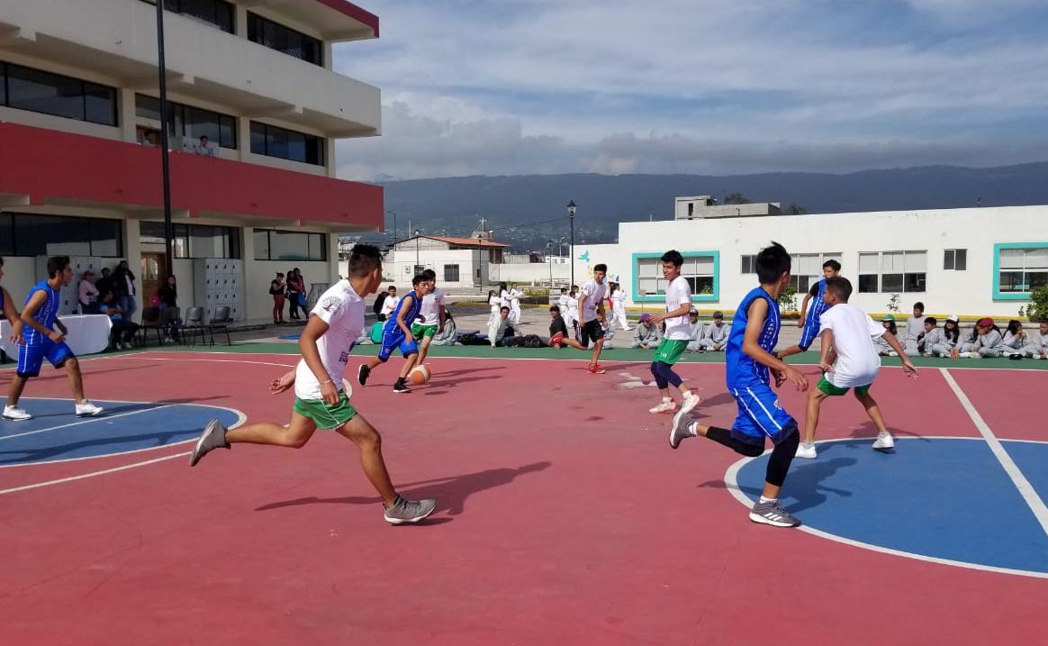 DeporteEc's tweet photo. Estudiantes y docentes de la U.E. Telmo Hidalgo en Sangolquí (Pichincha), disfrutan de la casa abierta y exhibición de habilidades motrices que realizan los deportistas  de baloncesto y karate, beneficiarios del proyecto Actividades #ExtraEscolaresEc https://t.co/Sjz853SBXG