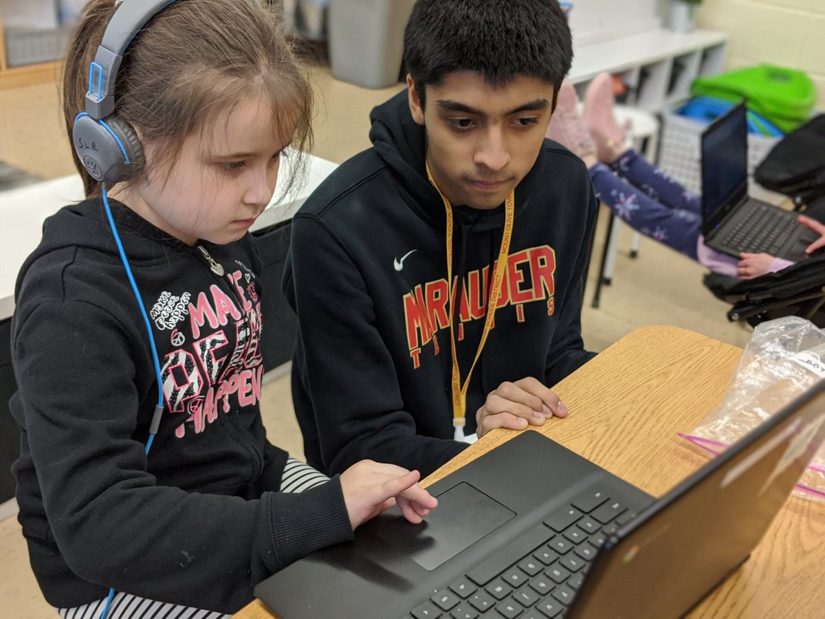 DaleyNewsin1st's tweet photo. #MOTSDhourofcode2019 @CMS4Learning @KevinRStansber1 https://t.co/ZurV22APBV