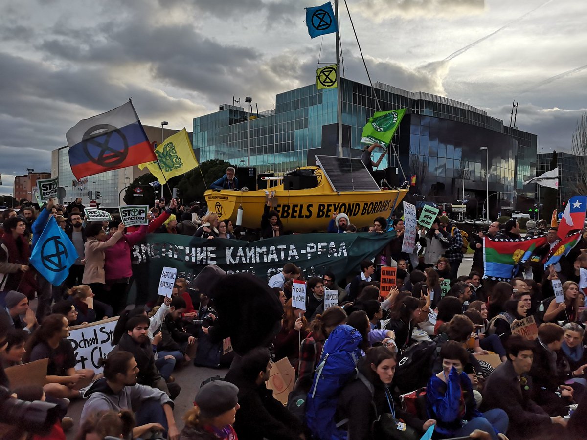 martarroyalv's tweet photo. Con @PalomaNolasco y @LIDIAUCHER, en la sentada '‘Un fracaso más, una oportunidad menos’ de @FridayForFuture en la #COP25Madrid, donde decenas de personas piden #justiciaclimática mientras los políticos se juegan nuestro futuro y el del Planeta #COPForfuture #FridaysForFuture https://t.co/2Ahl1ZFr3F