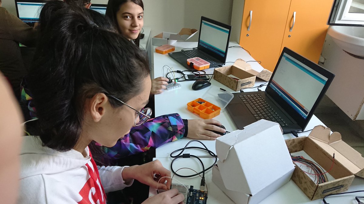 GlAlmali's tweet image. Hour of Code haftasında Talas Şehit Mahmut Yıldırım Anadolu Lisesi&apos;ni okulumuzda ağırlayarak temel kodlama çalışmaları yaptık. #HourofCode #ev3mindstorms #arduino @ahmetoba2 @ALPERATABAS @furkan58aktas @sblgncglu