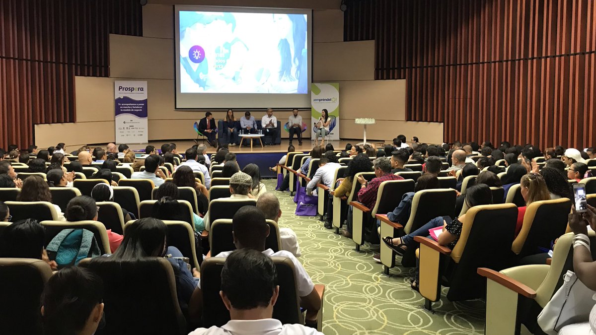 camaracali's tweet photo. #AEstaHora 200 microempresarios de Cali y Yumbo que participaron en los programas de #Prospera y #Empréndelo, participan en el cierre de este ciclo en el que lograron fortalecer sus negocios con asesoría especializada y personalizada. https://t.co/OgAEoENjQF