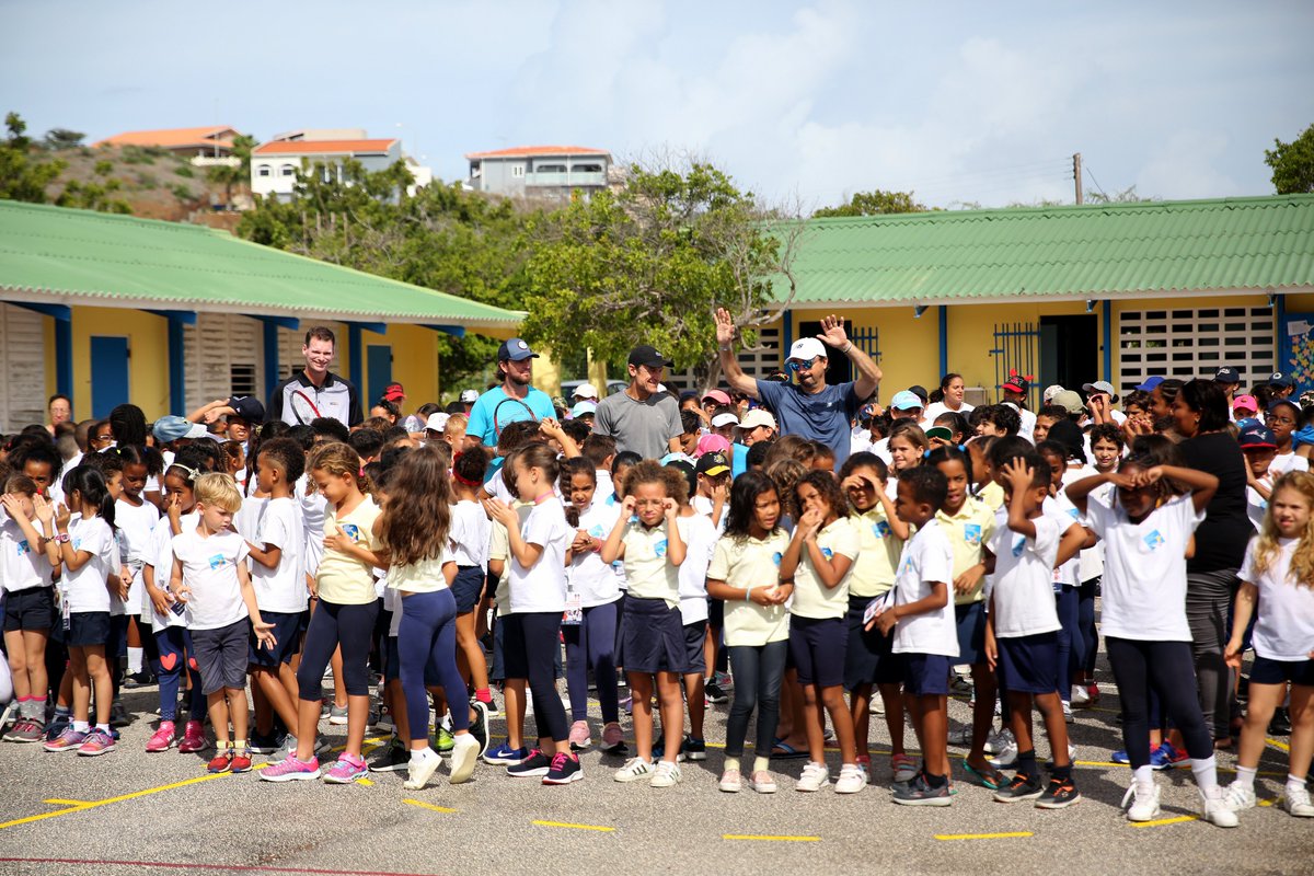 TeamTOCNL's tweet photo. De @CuracaoTL tot nu toe⬇️

🎾Clinics voor RCC, CSC en Mundo Nobo Tennis Club
📻In de radiostudio van @dolfijnfm 
🏫Tennisclinic voor 300 kinderen van het VJM College
👨‍🍳Official dinner met de legends 

#CuracaoTL #CTL2019 https://t.co/4nRuWZZSYL