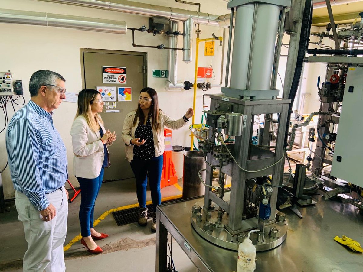 cormachile's tweet photo. 🔬🧬 acompañando a la @SeremiCienciasCS, Paulina Assmann, por un recorrido en las modernas instalaciones de #Bioforest, centro de investigación científico tecnológico único en Sudamérica, enfocado en mejorar la calidad y capacidad productiva de nuestros patrimonio forestal. https://t.co/ml7b08y5lK