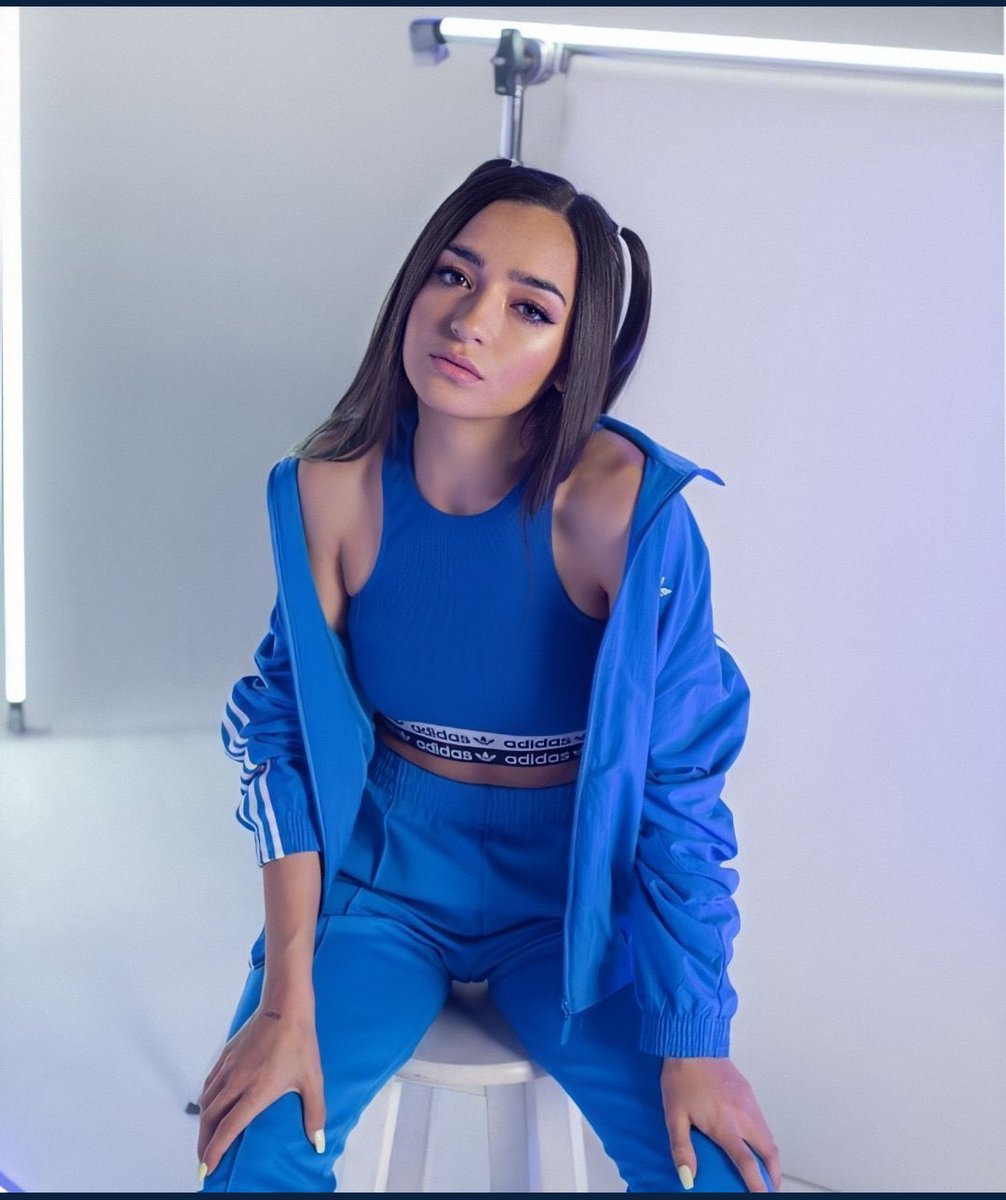 tamaraxcache's tweet image. Y así es como Adidas se convertirá en la marca más vendida, nananana Calle y Poché son preciosas!!! ⚡️