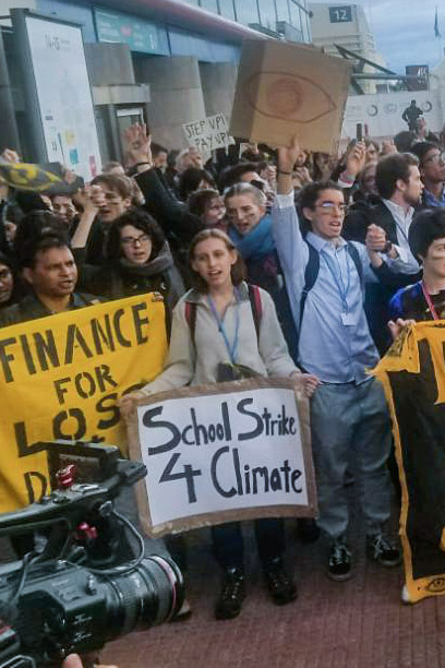 AlexandriaV2005's tweet photo. WEEK 53 of #ClimateStrike in Madrid, Spain at #COP25.
We began our strike inside of the conference center with a sit in and songs, and then took it to the streets outside.
This week's negotiations were a failure but we will persist.
#FridaysForFuture @GretaThunberg https://t.co/ExmumS2TAd