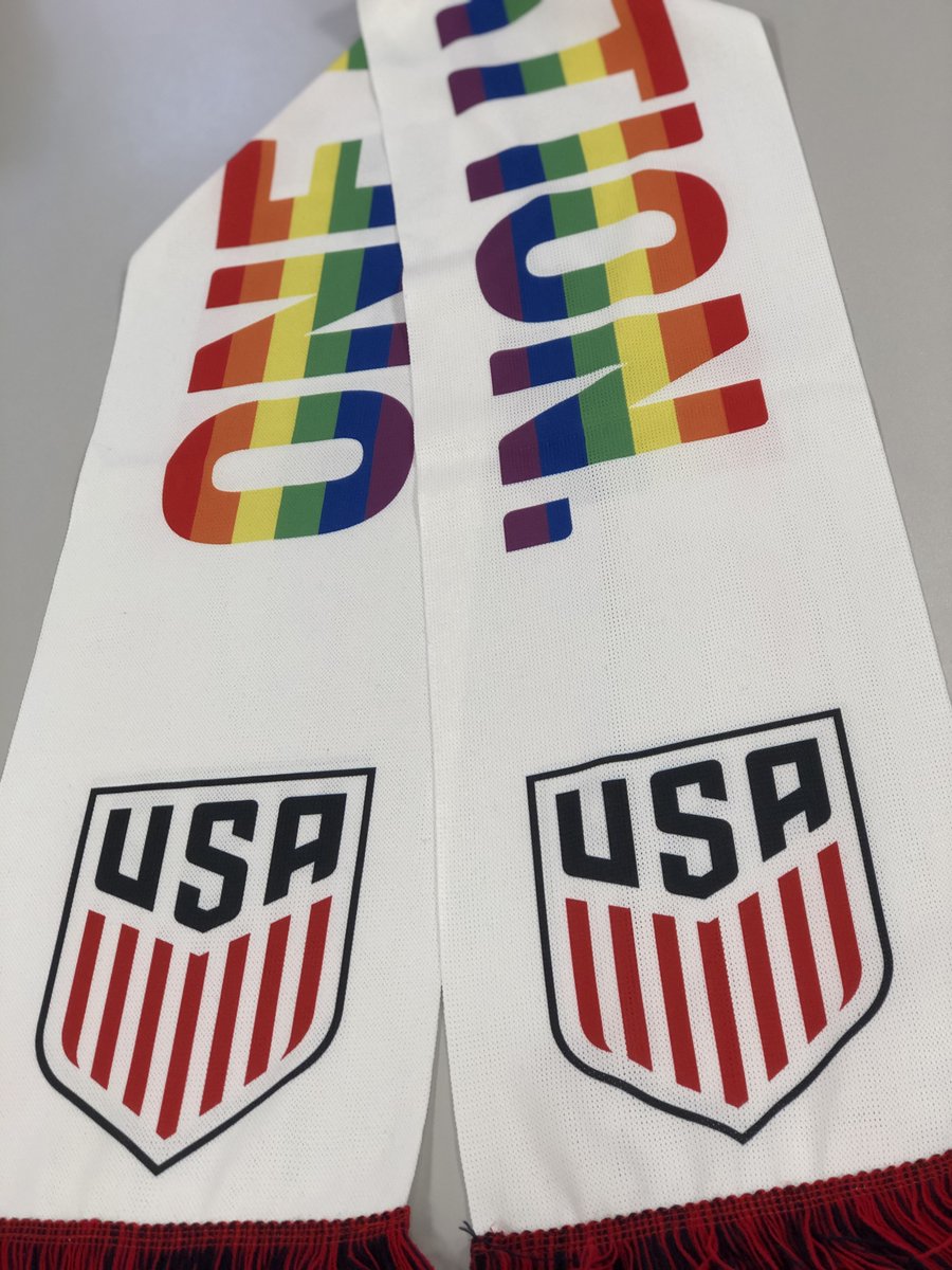 We have these scarves

      　( ´･_･`)
 　     (＼　 )＼ 🏳️‍🌈
 　 　 ＞   ＞   
and giving them to you
🏳️‍🌈
　 ＼(´･_･＼)
 　 　(　 　)
 　 　く く

RT for a chance to win! We're giving away 8 of 'em!
#FanWeek2019 » ussoc.cr/rulestw