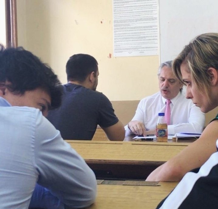 jmkarg's tweet image. - Hola profe, ¿podemos pasar un minuto para contarle a los chicos el ajuste que pretende llevar adelante el presidente en conjunto con el Fondo Monetario Internacional?
- Yo soy el presidente, ¿qué decís?