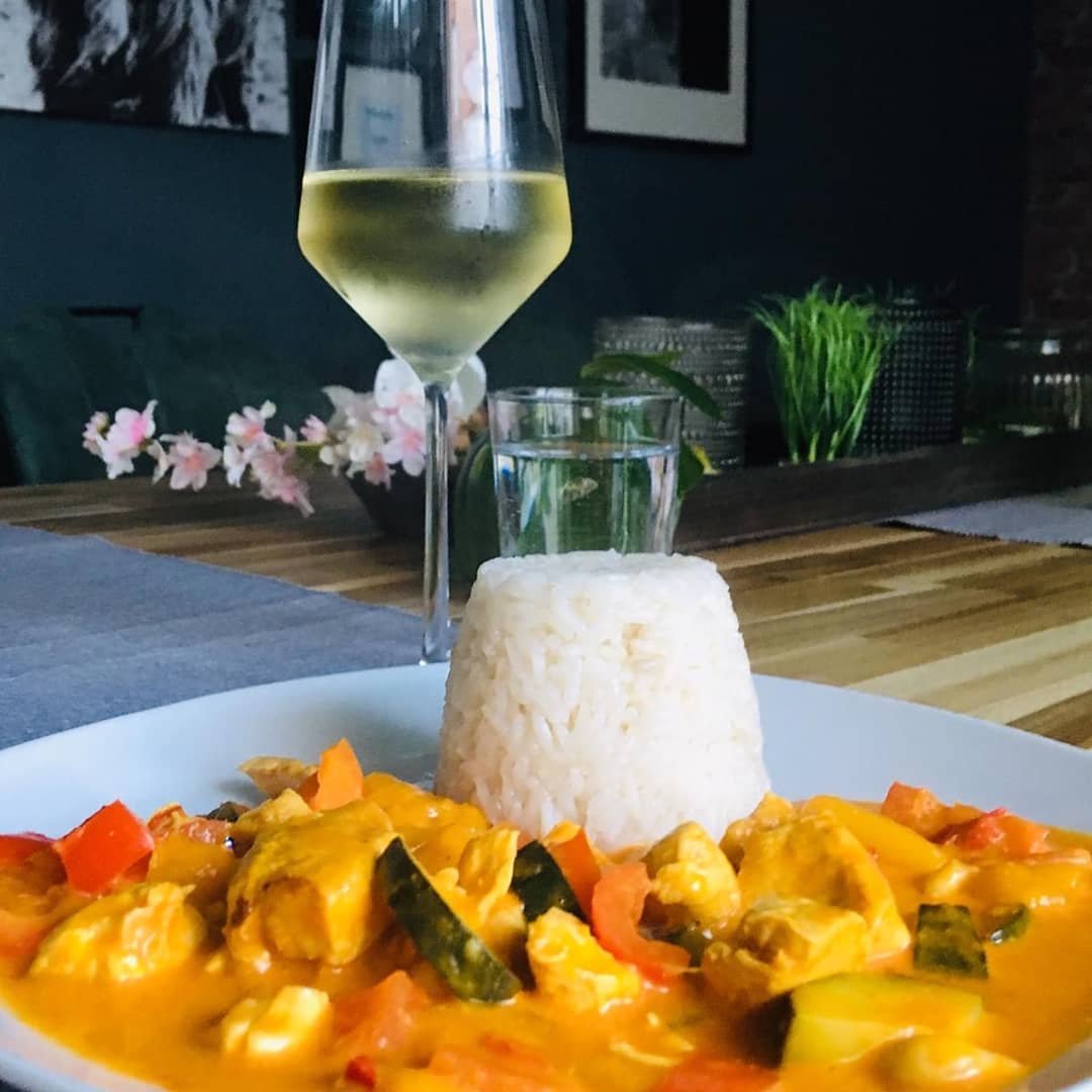 Happy Friday! May your weekend be full of curry and Riesling. 🍛 
#drinkriesling 📷: @roomsandfood