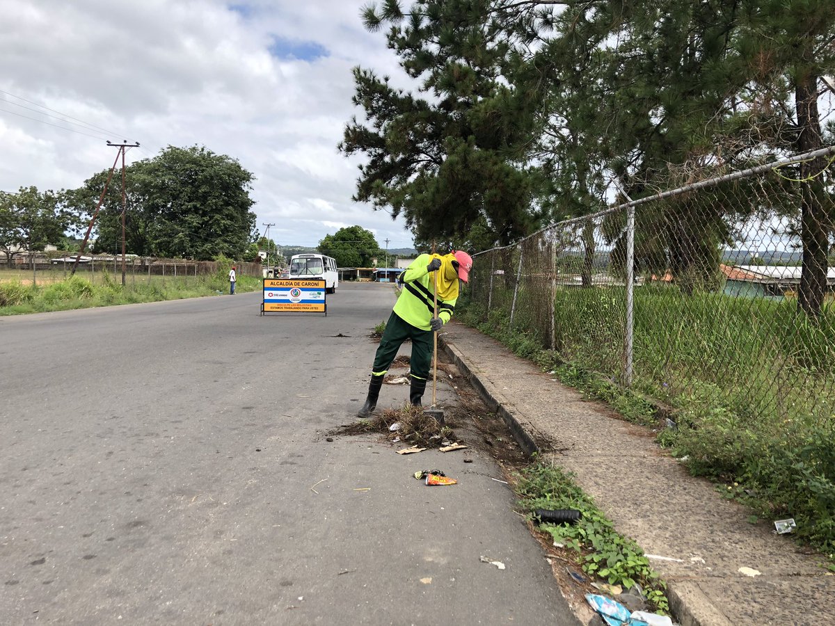 OviedoPSUV's tweet photo. #13Dic La conservación del ambiente es tarea de todos, por eso coloca la basura en los sitios y en los horarios establecidos por @supra_guayana 
Solamente así podremos tener una #CiudadGuayanaParaVivir @nicolasmaduro #VenezuelaCultaYLibre https://t.co/A4zoejPDK2
