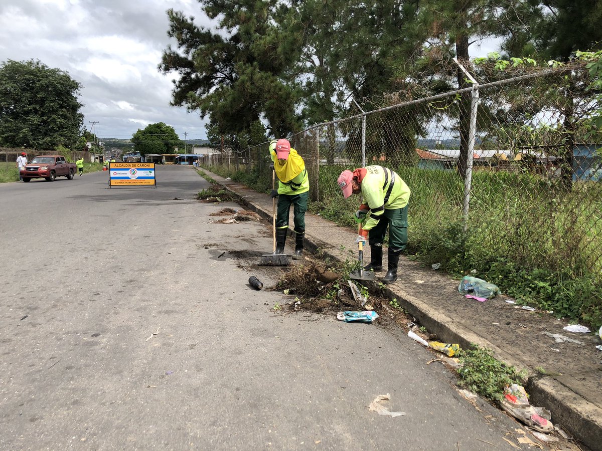 OviedoPSUV's tweet photo. #13Dic La conservación del ambiente es tarea de todos, por eso coloca la basura en los sitios y en los horarios establecidos por @supra_guayana 
Solamente así podremos tener una #CiudadGuayanaParaVivir @nicolasmaduro #VenezuelaCultaYLibre https://t.co/A4zoejPDK2