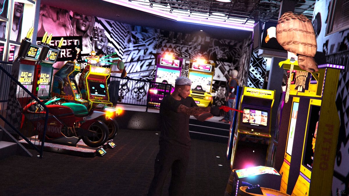 alexane_90's tweet photo. Gamers playing arcade games in a videogame. Gotta love that 😍

#SecretShadowz | #GTAonline | #CasinoHeistDLC | @RockstarGames | #PlayStation https://t.co/jV4xM2ez7x