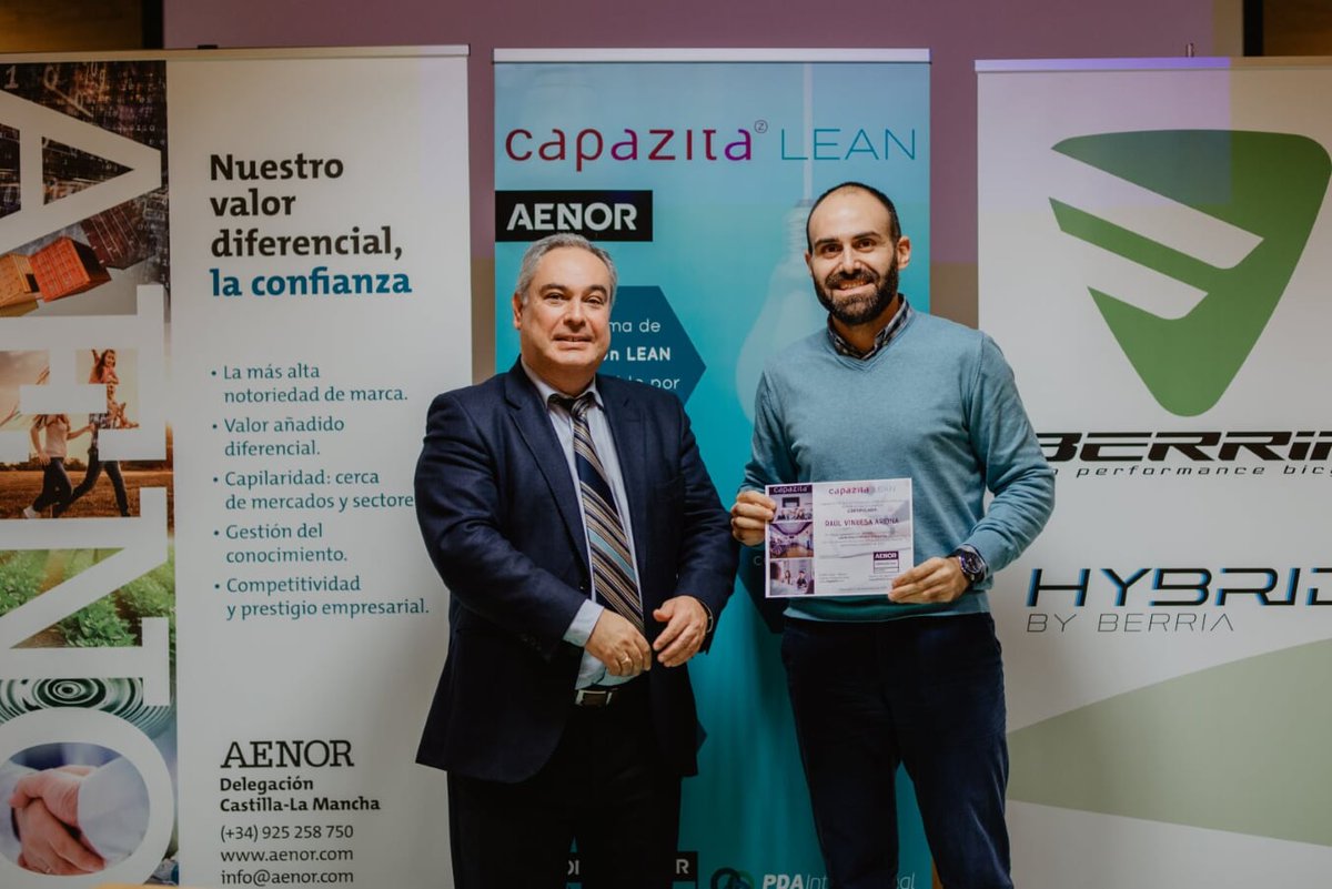 Raul_Vinuesa's tweet photo. Muy orgulloso de recibir el certificado #leanpractitioner reconocido por @AENOR y de la mano de @CapazitaSL ,como la primera entidad de formación #Lean de España. ¡Gracias y enhorabuena especial a los compañeros practitioners y a los padres de la criatura, Pablo y Laura. https://t.co/TsAdhAXoNQ