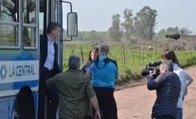 fulanos3's tweet photo. Los macristas están diciendo que Alberto es vende humo porque fue a tomar un examen en la UBA. Chiquis, Alberto es profesor en esa universidad, vender humo es poner un bondi en el medio del campo y subir 20 personas de barrio para hacerte el que tenes contacto con el pueblo https://t.co/nWIXI7hqez