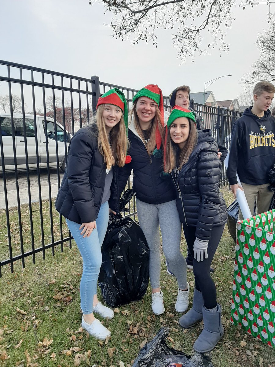 Our Hornet Leadership Board was on-air with @SarahJindra on @WGNMorningNews at the #WGNToyDrive this morning! Students dropped off toys collected from Hornet Nation! Thank you all! So much holiday cheer and  #SouthPride this morning!!! 🎁🐝💛🖤 @HinsdaleD86 @HinsdaleSouthHS
