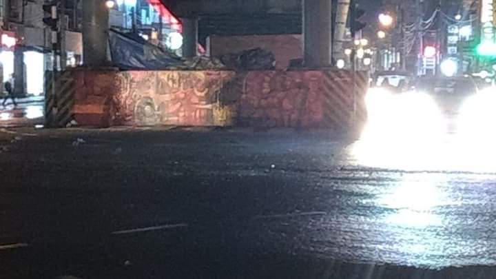 Welikumbura's tweet image. Luminous paint they said, it&apos;ll be clearly visible they said.
#lka #SriLanka #hazard #streetart #FAIL #stupidity #EpicFail