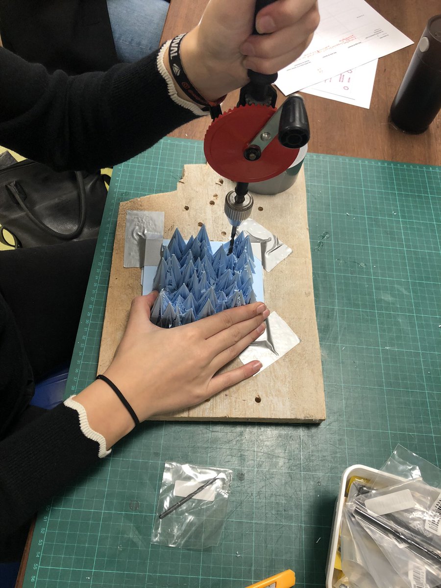 Alweer 20 enthousiaste Maakonderwijs leerkrachten in spe. Kom maar op met dat nieuwe curriculum! Masterclass Maakonderwijs powered by <a href="/fabricavii/">Fabricavii</a> @HAN @Pabo Foto: prototype 3D print Spitsbergen met LED voor in kerststal.