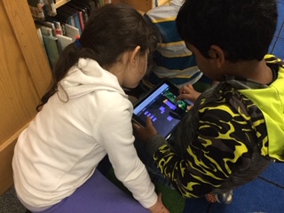 SPSOakMedia's tweet photo. Engrossed in Coding in Floral Media!  #teamfloral #HourOfCode #FloralMedia #ShrewsburyLearns https://t.co/EetPKm82Ay