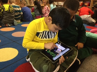 SPSOakMedia's tweet photo. Engrossed in Coding in Floral Media!  #teamfloral #HourOfCode #FloralMedia #ShrewsburyLearns https://t.co/EetPKm82Ay