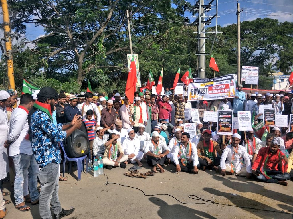 sdpikarnataka's tweet photo. SDPI burn copies of #CABBill

SDPI protest against Citizenship Amendment Bill by burning the copy of CAB 2019 at Channapattana, Ramnagar district.

#CitizenshipAmendmentBill2019
#CABBill #IndiaRejectsCAB #IndiaAgainstCAB #SDPIProtestAgainstCAB #SDPIBurnedCABCopy https://t.co/DqnJ5DEE0U