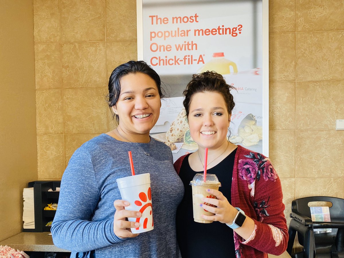 knvbirdie's tweet photo. It’s not a road trip home from college without @ChickfilA 🥰🐄🐓#ChristmasBreak https://t.co/i2XV6Wkmrf