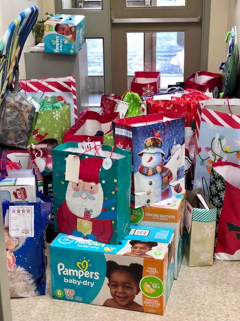 ptbo_utilities's tweet photo. Helping to fill Santa's Sleigh for local children and youth. @KHChildrensAid #PUGteam -SL https://t.co/czAZZ6cbYG