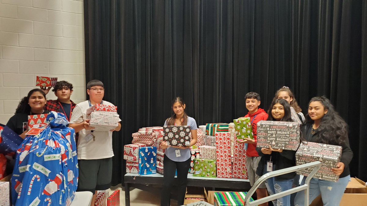 alflores_fis's tweet photo. FISPals continues to prepare for tomorrow's "Panckakes w/ Santa" #bisdpride https://t.co/FnHGzruZVT