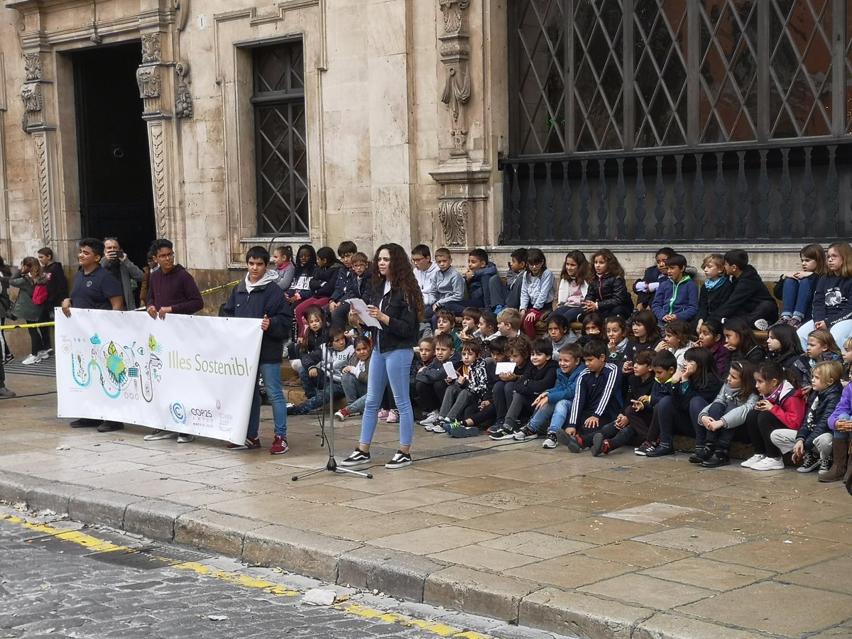 EDUN_IB's tweet photo. L'alumnat de 3r de primària del CEIP Aina Moll ha llegit un manifest avui en el marc de la jornada lúdica COP25 a Balears, demanant la implicació de tots, infants, adults i polítics: "Volem veure el cel de dia i les estrelles de nit"
Manifest complet a: https://t.co/N05aDBsuDz https://t.co/DxwAK6vV62