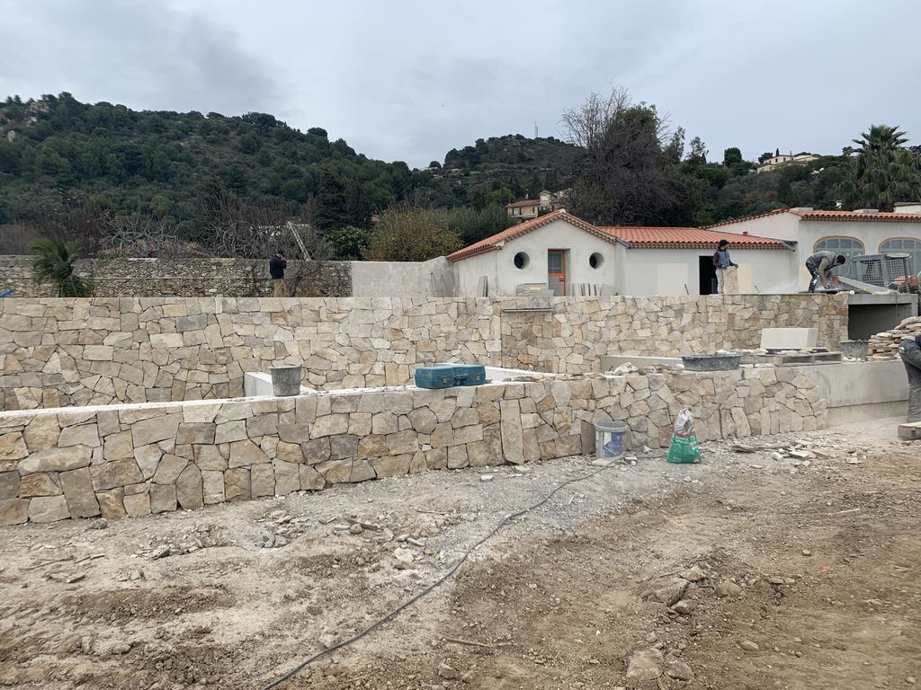 valtinee's tweet photo. Revêtement en pierre sur murs extérieurs . Chantier de grosses rénovations sur NICE chemin du vinaigrier. https://t.co/2PnY9gJQVw