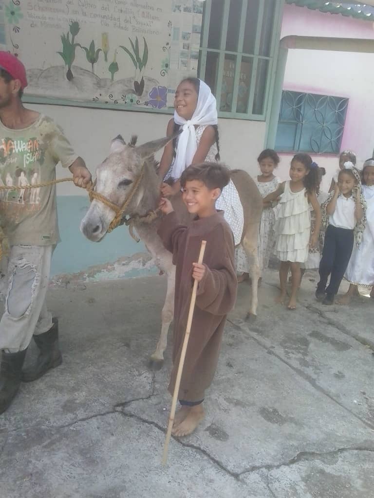 SaIaMiranda's tweet photo. Representación del nacimiento del Niño Dios en la UEERB San Juan Bautista. municipio Urdaneta #Miranda https://t.co/wwyLBoCwCb