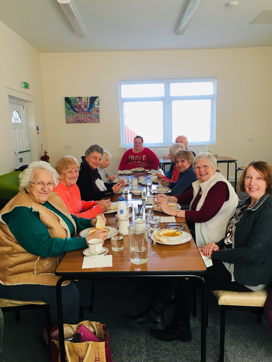 BarbaraWebb21's tweet photo. Homemade soup & a bun went down well in today’s cold weather #connecting #people #withfood thanks to our fab volunteers 🎅🏻🥣🌲@MRickwoodBRC @RosieFewings @LesleyjBRC @DavidB_RedCross @GenieBRC https://t.co/fXhwmwZs2D