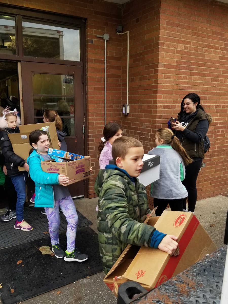 Incredibly proud of these kids! Biggest drive ever! #KimptonMiddleSchool #GoodNeighborsDrive #studentcouncil <a href="/SMFSchools/">SMFSchools</a> @Kimpton_SMF <a href="/SMF_MrLove/">Michael Love</a> <a href="/lef819/">Laura Forchione</a> <a href="/RiverviewSMFCSD/">Riverview Elementary</a>
