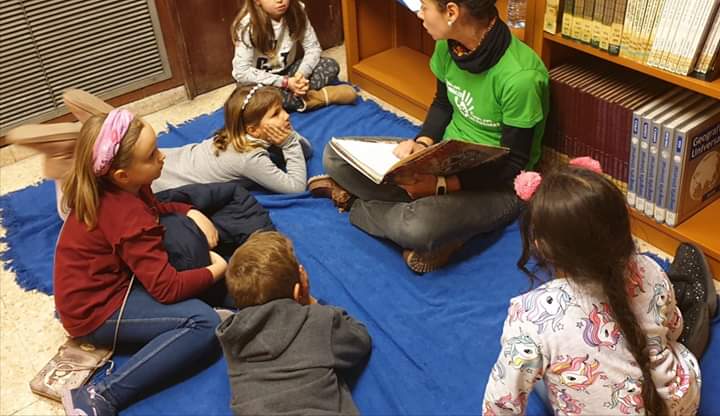 Humanymal's tweet image. ¡Los viernes son de "Patas y Libros! Esta tarde lo hemos pasado en grande leyendo nuestros libros favoritos a Choco y Julieta en la Biblioteca Azorín de Alicante ¿Cuándo volvemos? ❤️🐶 #animales #perros #bibliotecas