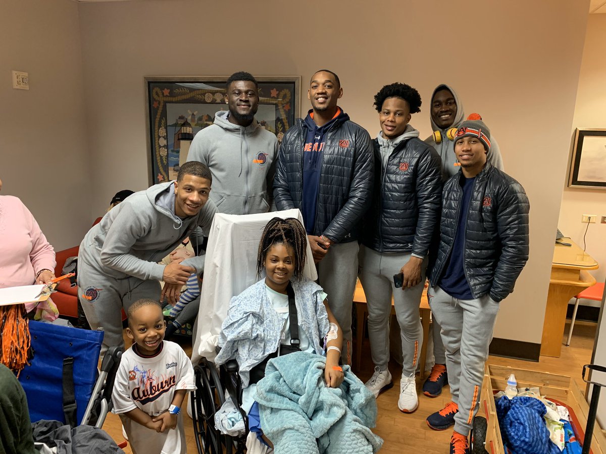 AuburnMBB's tweet photo. A trip to Birmingham isn’t complete without stopping in to see our friends at @childrensharbor!

#WarEagle https://t.co/IjRXYs5BMj