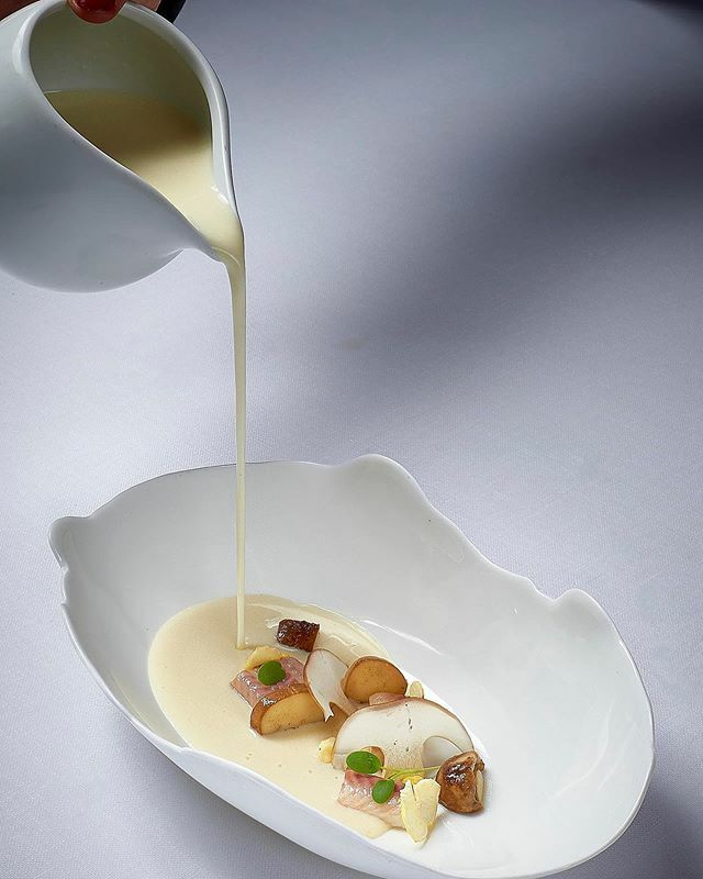 Homenaje a la Mère Guy... Anguila ahumada, boletus, castañas y potage Iberico! Una auténtica pasada... #france #jerez #andalucia ift.tt/35opYnm