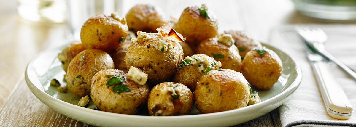 LittlePotatoFR's tweet photo. Cette recette de pommes de terre rôties rend dépendant surtout lorsqu’on y en ajoute des oignons, du paprika fumé et du fromage bleu crémeux 😱 https://t.co/EPooGwuFFK #gourmet #gourmand https://t.co/Ewo2voSV6l