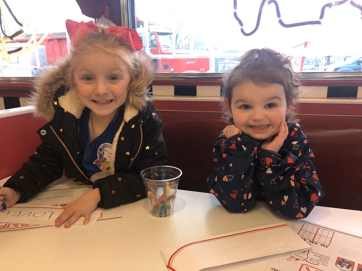 danayana__'s tweet photo. Joe took Adriana and Lucy out to lunch and the guy next to them quietly picked up their check when joe took them to the bathroom and then left so joe wasn’t even able to thank him!!! Ugh so sweet 😭❤️ https://t.co/kXUWQUKjWH