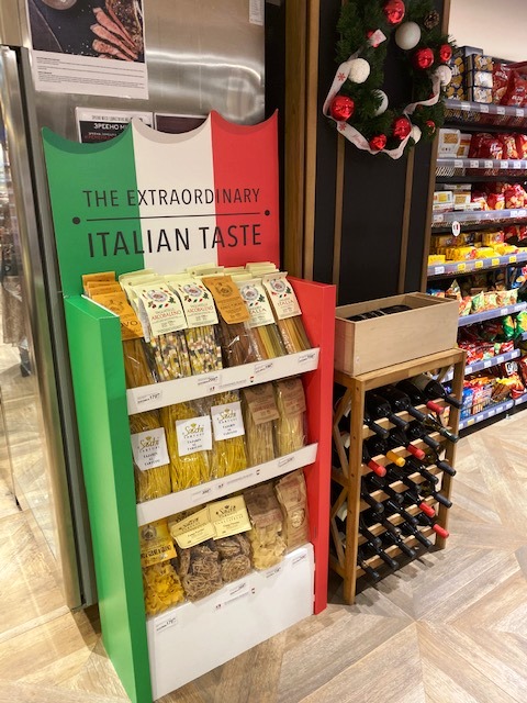 ItalyinMKD's tweet photo. L'Ambasciatore @carloromeo70 e la Direttrice dell'Ufficio ICE-Skopje hanno inaugurato la promozione speciale di oltre 100 prodotti enogastronomici italiani presso la catena di grande distribuzione #TINEX.
#ItalianTaste2019 🇮🇹 https://t.co/4iTsl0qsUH