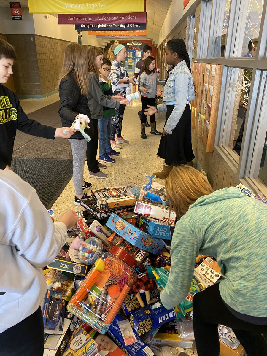 biz4bulldogs's tweet photo. Basswood Gives Back WE Share Toy Drive brings in 644 donations for CROSS! ❤️👫
#sogiving
#serviceproject
#basswoodrocks https://t.co/jtwdFZrEDZ