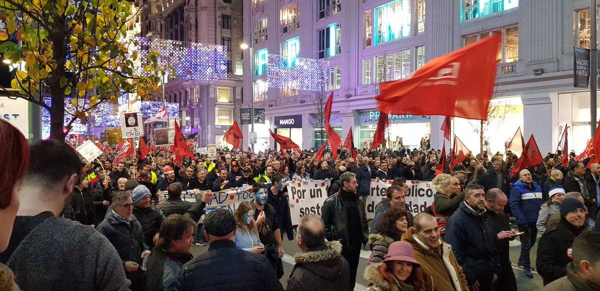 ObreraMetro's tweet photo. Cada vez más y más trabajadoras y trabajadores en defensa del transporte público:
Contratación Ya.
Fuera #amianto #TCARya
#AgenteDeLaAutoridad
#ManiMetroEMT #MetroEnLucha #LaEMTenLucha https://t.co/4naS6PdxMY